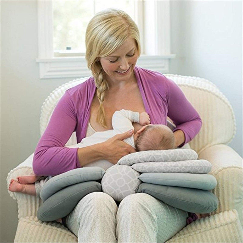 Position Madone avec le coussin d'allaitement CoconConfort™ gris