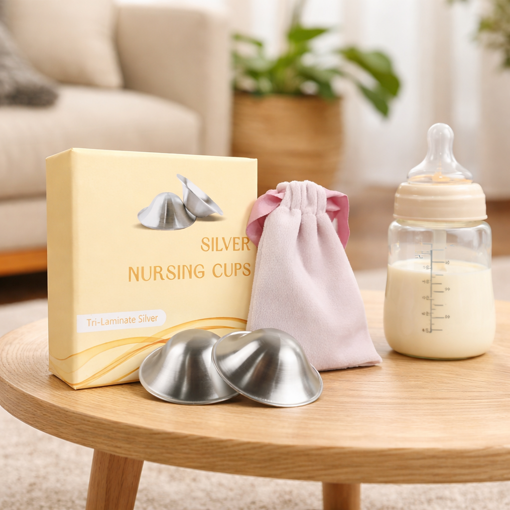 Coussinet d’allaitement en argent tri-laminé présenté en coffret premium avec pochette et biberon